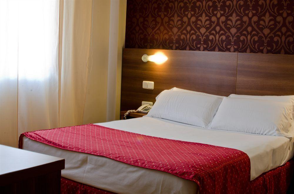 Di' Carlo Hotel Madrid Luaran gambar